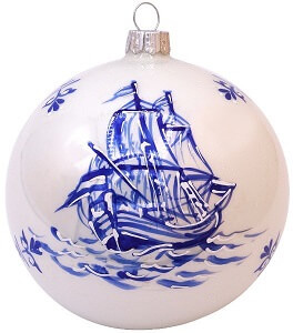 Jule glaskugle i hvid emalje porcelænsfarve med blå båd